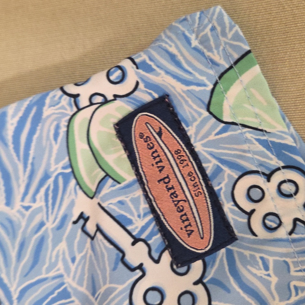 Vineyard Vines Key And Leaf Patterned Shorts Sz Xs - image 2